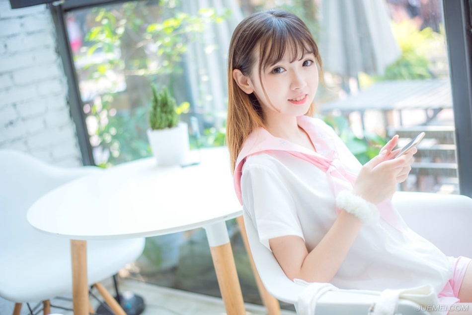 “放心，沿途各县，我关中都有相应情报，邓将军可以先派人去探底，若不行，便强攻取粮。”庞统笑道，吕布对蜀中谋划也不是一天两天，几乎每座城池都有细作，就算有歹心，他也能提前得知，根本无需担忧。